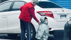 小男孩穿超大件羽絨外套 圖/翻攝自路上觀察學院