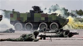 國防知性之旅全兵力預校　裝甲部隊演練（2）「國防知性之旅－金湯營區開放」活動將於28日登場，陸軍八軍團26日舉行全兵力預校暖場，裝甲部隊進行地空作戰實兵演練。中央社記者董俊志攝　107年7月26日