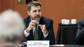 狄斯（Brian Deese）https://www.flickr.com/photos/usdagov/16635799803/in/photolist-BJbRTq-2nPq3Sk-shGvQ9-shGwef-BJbS7S-rYwtpF-s1gcUw-uUtWe5-rm3PGx-vyTkZb-25KUmwN-A17ToJ-A3qike-zKNC51-z6or7Q-A4mV8e-2oeCjgB