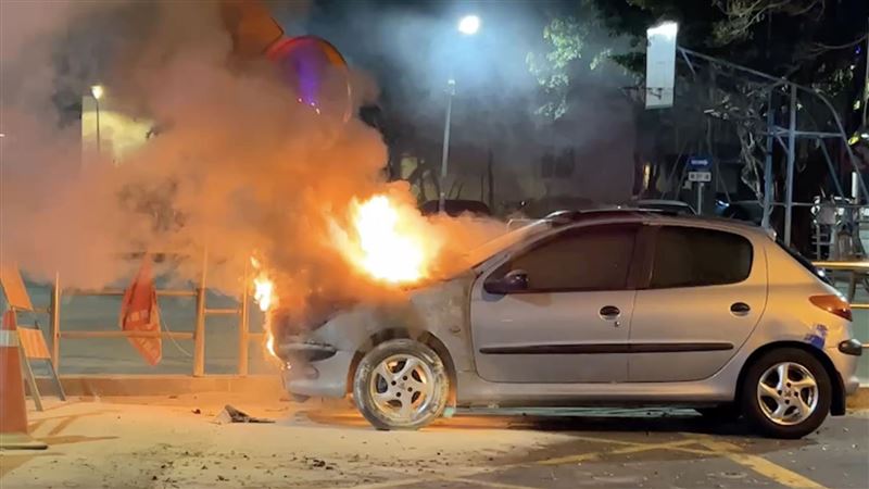 轎車停車噴白煙自燃！狂噴滅火器救不了