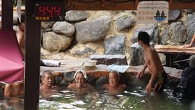 天氣冷  民眾泡湯取暖（1）中央氣象局預報，1日東北季風持續影響，中部以北、東北部及東部天氣偏涼，低溫在攝氏16到19度，白天北部及宜花氣溫回升有限，高溫約20到22度。圖為民眾到北投泡溫泉驅寒。中央社記者徐肇昌攝  111年12月1日