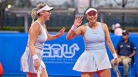 ▲詹詠然（右）與智利選手瓜拉奇（Alexa Guarachi）（左）闖華欣女網賽4強賽。（圖／翻攝自詹詠然臉書）