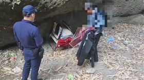 ▲員警一句「你不怕嗎？」讓劉男乖乖收拾細軟離開窩居地。（圖／警方提供）