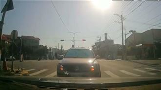 休旅車路怒逼車　闖紅燈迴轉逆向擋車