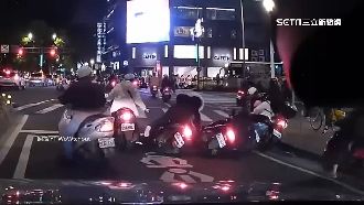 5機車骨牌式全倒　網笑：首見左右追撞