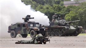 國防知性之旅全兵力預校　裝甲部隊演練（3）「國防知性之旅－金湯營區開放」活動將於28日登場，陸軍八軍團26日舉行全兵力預校暖場，裝甲部隊進行地空作戰實兵演練，全程使用空包彈，臨場感十足。中央社記者董俊志攝　107年7月26日