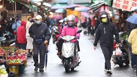 大年初三寒流北台灣濕冷（2）中央氣象局24日發布低溫及大雨特報，基隆北海岸、宜蘭易有局部大雨發生，北台灣白天降溫至攝氏11度。圖為新北市蘆洲區外出民眾穿著厚外套禦寒。中央社記者趙世勳攝  112年1月24日