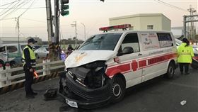 台南,救護車,車禍,禮讓,送醫,保險桿,輪胎,車門