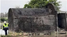 ▲宜蘭一處廢棄軍事拱形油庫昨日下午驚見乾屍，警方正積極調查死因和身分中。（圖／翻攝畫面）