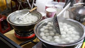 冬至佳節  店家現煮湯圓迎客（1）每逢冬至，不少台灣民眾都會吃湯圓應景，象徵圓滿如意。22日晚間台北市臨江街觀光夜市一間小吃店販賣現煮湯圓。中央社記者趙世勳攝  111年12月22日