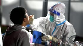 中國核酸產業鏈瓦解  數百萬人沒頭路中國嚴封控期間，約莫數百萬身穿白色防護衣的「大白」們是執行核酸檢測要角，但當局放寬防疫管制後，他們卻成為閒置人力面臨生計無著。（中新社提供）中央社  112年1月28日