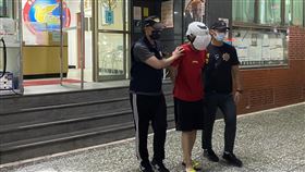 子縱火母錄影遭殺害　警尋獲手機還原過程基隆市許姓婦人因報關行股權問題，與兒子、王姓男子（中）發生爭執，王男疑在母房門外燒地毯，母拿手機錄影，王男持物重擊母頭部致死並將手機丟到馬桶，警方尋獲手機還原犯案過程。（讀者提供）中央社記者王朝鈺傳真  110年7月11日