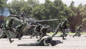 國防知性之旅全兵力預校　裝甲部隊演練（1）「國防知性之旅－金湯營區開放」活動將於28日登場，陸軍八軍團26日舉行全兵力預校暖場。圖為裝甲部隊進行地空作戰實兵演練，場面震撼逼真。中央社記者董俊志攝　107年7月26日