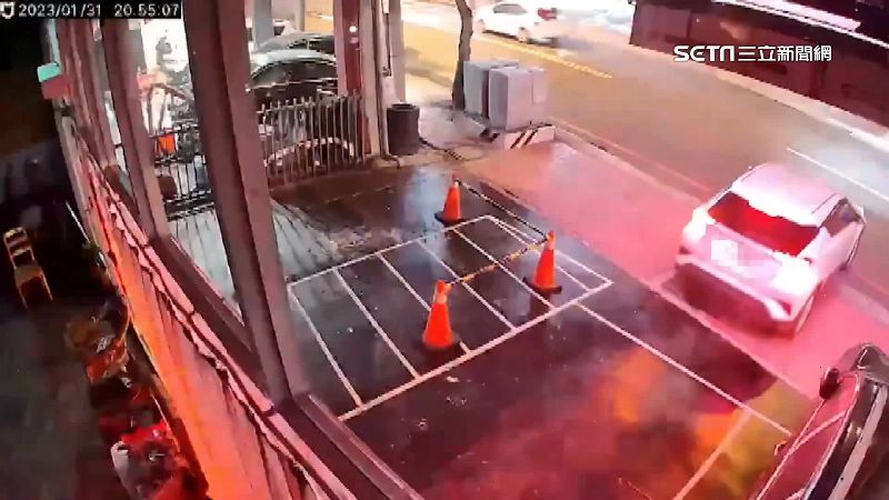 亂移三角錐停私人土地　上車前還踹一腳