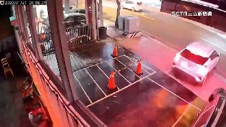 亂移三角錐停私人土地　上車前還踹一腳