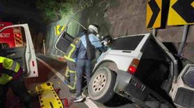 ▲台東卑南鄉80多歲賴姓老翁開車回家，疑疲勞駕駛加上夜間視線不佳等緣故，自撞山壁卡在山溝中（圖／翻攝畫面）
