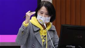 立院委員會聯席會議　王鴻薇首質詢（1）立法院經濟、內政等委員會聯席會議17日併案審查行政院函請審議疫後強化經濟與社會韌性及全民共享經濟成果特別條例草案等，國民黨立委王鴻薇首度在聯席會議質詢，受到媒體關注。中央社記者謝佳璋攝  112年1月17日