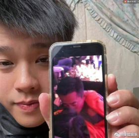 ▲狗仔葛斯齊宣布正式開工時，就直接爆出汪小菲與多名女人親吻照。（圖／翻攝自微博）