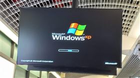 網友分享搭捷運時，看到「Windows XP」的重開機畫面。（圖／翻攝自路上觀察學院 臉書）