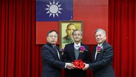 台灣金控董事長交接儀式。圖右至左為台灣金控董事長沈榮津、財政部政次阮清華、台灣銀行董事長呂桔誠。（圖／台灣金控提供）