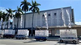 台南市中西區府前路台灣銀行前，6輛抗議車長期占用車位。（圖／翻攝自台南式 Tainan Style臉書）