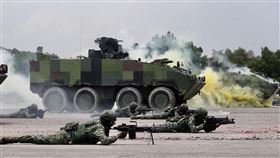 國防知性之旅全兵力預校　裝甲部隊演練（2）「國防知性之旅－金湯營區開放」活動將於28日登場，陸軍八軍團26日舉行全兵力預校暖場，裝甲部隊進行地空作戰實兵演練。中央社記者董俊志攝　107年7月26日