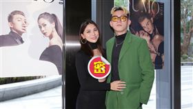 蕾菈敬業穿跟鞋跑行程，一旁老公DJ湯宇細心呵護。（圖／記者楊澍攝影）