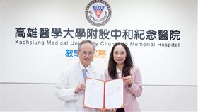 高醫院長鍾飲文（左）與輝瑞大藥廠總裁葉素秋（右）簽署建置基因治療中心合作備忘錄。（圖／高醫提供）