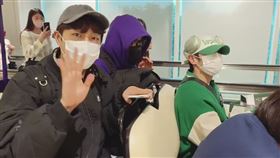 HIGHLIGHT成員尹斗俊、梁耀燮和孫東雲坐電動車離開。