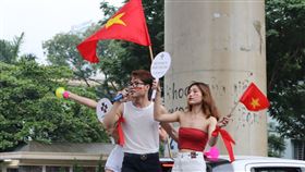 越南2023年經濟  台商圈保守看待越南2022年全年經濟成長率超過8%，不過俄烏戰爭、通膨等因素，台商圈保守看待2023年經濟表現，普遍認為景氣到2023年下半年才會明朗。圖為河內市街頭慶祝越南國家足球隊獲勝的年輕人。中央社記者陳家倫河內攝  112年1月24日