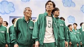 吳永洙（左）在《魷魚遊戲》中演出「001號吳一男」。（圖／Netflix提供）