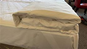 他飯店退房「棉被折成豆腐塊」！內行卻曝增加困擾：房務阿姨不領情▲（圖／翻攝爆料公社臉書）

