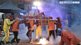 馬祖北竿擺暝文化祭,燒馬糧,尬乩。（圖／記者陳慈鈴攝影）