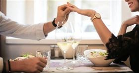 女友月薪90K「存款不到20萬」…他猶豫：該結婚嗎（示意圖／Pexels）