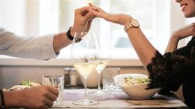 女友月薪90K「存款不到20萬」…他猶豫：該結婚嗎（示意圖／Pexels）