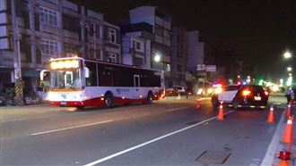 高雄女「路中央撿手機」！遭公車撞飛慘死