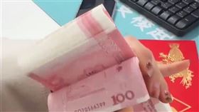 女員工以為收到萬元開工紅包，當中卻夾雜「練功券」。（圖／翻攝自微博）