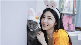 適逢兔年，許薇安為自己與「老闆」準備了兔兔頭飾增添年節氣氛。（圖／林士傑攝）