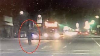 高雄女路上撿手機遭公車撞死！死亡瞬間曝