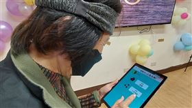 北醫附醫石頭湯引進大腦賦能訓練系統，長者可以透過數據了解每天的訓練狀況，追蹤個人訓練進度。（圖／北醫提供）