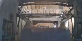 加油站自動洗車糾紛　烘乾機撞破擋風玻璃（圖／翻攝自社會事新聞影音）