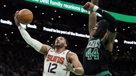 ▲威廉斯（Robert Williams III）搧火鍋，球飛上觀眾席。（圖／美聯社／達志影像）