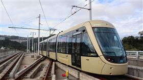 安坑輕軌列車進站(圖/新北市政府)