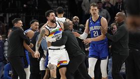 ▲灰狼、魔術爆發衝突，5位球員被趕出場。（圖／美聯社／達志影像）