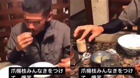 男子把用過的牙籤，再重新放回牙籤筒。（圖／翻攝自滝沢ガレソ twitter）