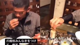 男子把用過的牙籤，再重新放回牙籤筒。（圖／翻攝自滝沢ガレソ twitter）