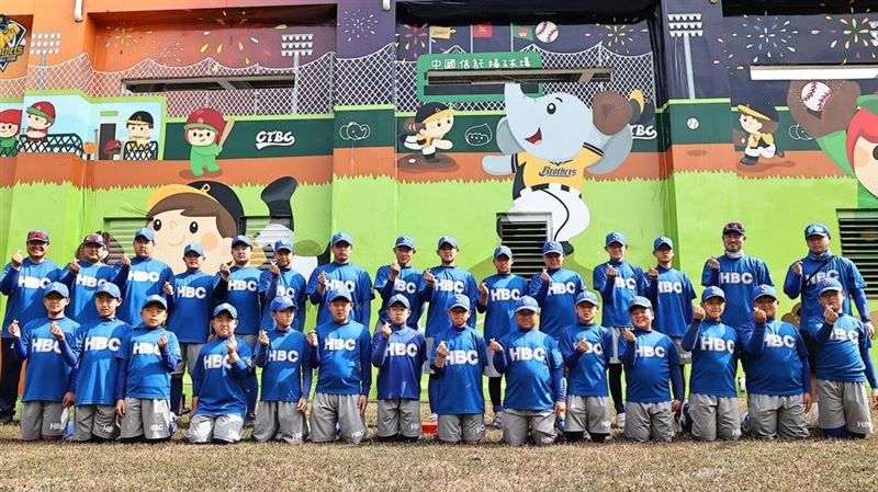 韓國少年團參訪兄弟基地　象魔力送簽名球