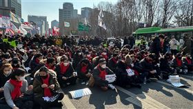 梨泰院意外屆百日  遺屬走上街頭要求真相（1）在首爾梨泰院發生的踩踏意外事件將在5日滿百日，罹難者家屬及首爾市民4日走上街頭，要求總統尹錫悅正式道歉、韓國行政安全部長免職、設立獨立機構查明真相。中央社記者廖禹揚首爾攝  112年2月4日