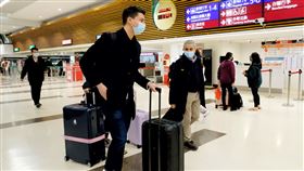 瑞士跨黨派國會議員團  清晨搭機抵台未發表談話外交部表示，對瑞士聯邦國會友台小組於疫情後首度籌組跨黨派議員團來台訪問表達誠摯歡迎之意，訪團此行將晉見總統蔡英文、拜會立法院長游錫(方方土)、監察院長陳菊、外交部長吳釗燮，並分別接受立法院及外交部款宴。中央社記者吳睿騏桃園機場攝  112年2月5日