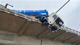 槽車,自撞,西濱,車頭（圖／翻攝畫面）
